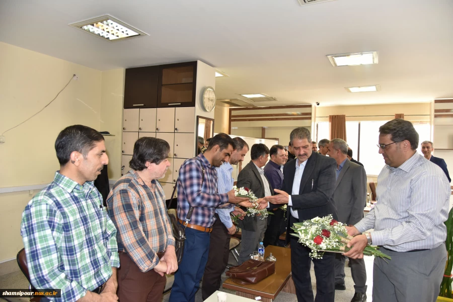 تجلیل از استادان برجسته دانشکده های پسران شهید شمسی‌پور و دختران ولیعصر(عج) به مناسبت هفته معلم 13