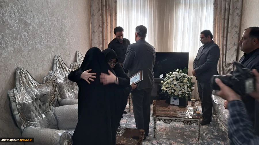دیدار سخنگوی دولت و رئیس دانشگاه ملی مهارت با خانواده شهید زهرا چوبینی 6